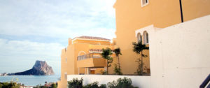 Montesol - Calpe (Costa Blanca) Spain HOUSES FOR SALE IN CALPE, ALICANTE. MONTESOL TAYLOR WIMPEY’S RESIDENTIAL Taylor Wimpey’s residential complex, Montesol can be found at Maryvilla, the best location of Calpe, combining astonishing sea views with the tranquillity of this peaceful area. The properties for sale at Montesol are ample 3 bedroom townhouses with two bathrooms, cloakroom, garden, roof sun terrace and private parking. The properties have been built with the Taylor Wimpey top quality standards and designed to satisfy all our customers’ needs.We deliver them with installation of air conditioning with heat pump and hydro massage baths. Some of the units also have basements. The Montesol Taylor Wimpey's residential complex has a communal area with beautiful gardens and swimming pools. Buying a property in Montesol, Calpe is a magnificent opportunity to invest in a porperty in Spain, in one of the most demanded and beautiful areas of Costa Blanca, at a really excellent price. MONTESOL AND CALPE SPORT ACTIVITIES The Costa Blanca coast has a wide offer of golf courses and some are near Montesol such as the Club the Golf Ifach (Moraira), Club de Golf Don Cayo (Altea) and Javea Golf Club. Sailing and practicing all sorts of water sports is easy in these long and warm beaches and coves of Calpe and its marina, the Club Náutico de Calpe. Visiting the small and beautiful villages close to Calpe like Javea or Altea and enjoying their culture and food is also advisable as well as it is a walk to the top of the Peñón de Ifach rock with its excellent views.