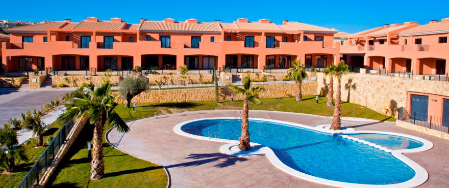 Venta de casas adosadas, nuevos chalets en Alenda Golf, de 3 dormitorios a sólo unos minutos de Elche y Alicante, dentro del campo de golf de Alenda.