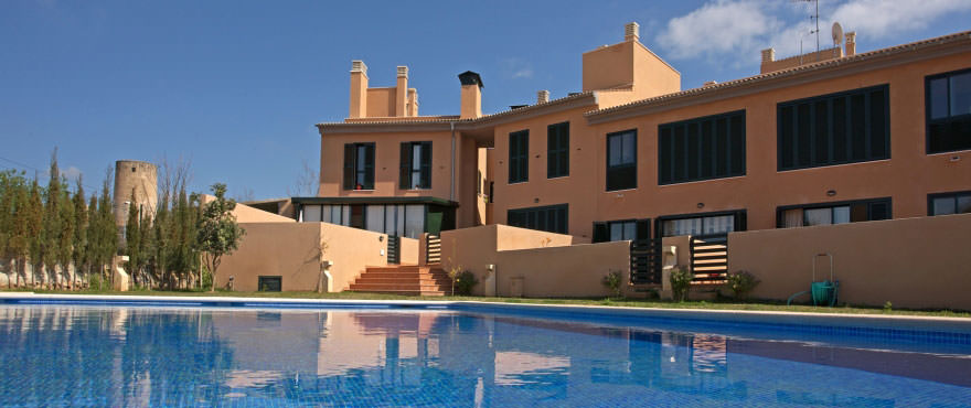 Vista desde la piscina fachada de apartamentos en Portol, Mallorca