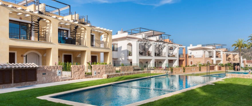 Fachada adosadas y piscina del complejo Los Altos del Golf en Andratx, Mallorca