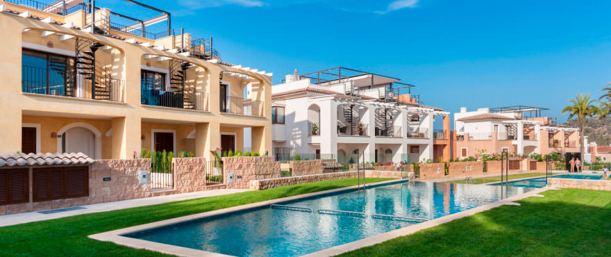 Fachada adosadas y piscina del complejo Los Altos del Golf en Andratx, Mallorca
