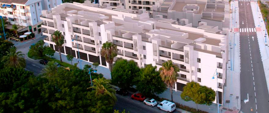 Fachada áticos, locales comerciales y garajes en venta Arqueros Beach, Marbella