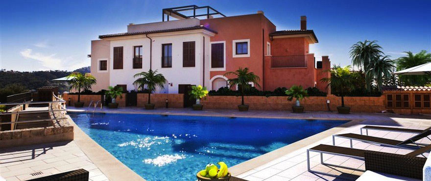 Piscina y zona comunitaria del Complejo Altos del Golf en Mallorca