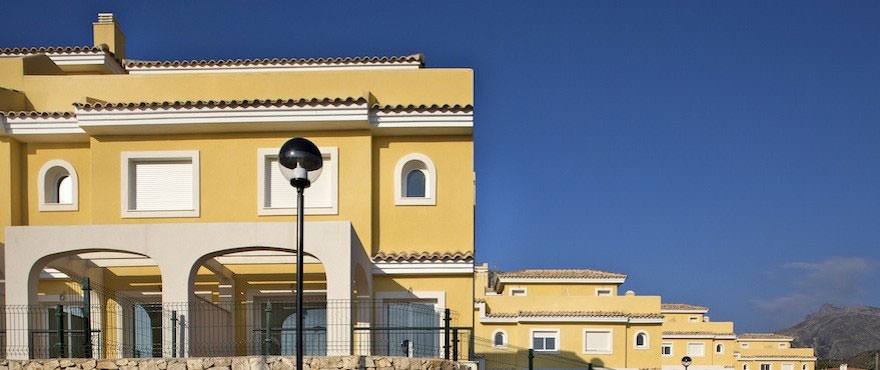 Casas adosadas en venta, casas adosadas en Calpe, Costa Blanca, 3 habitaciones, jardin privado, piscina y jardínes comunitarios