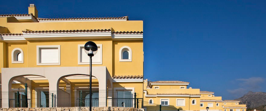 Casas adosadas en venta, casas adosadas en Calpe, Costa Blanca, 3 habitaciones, jardin privado, piscina y jardínes comunitarios