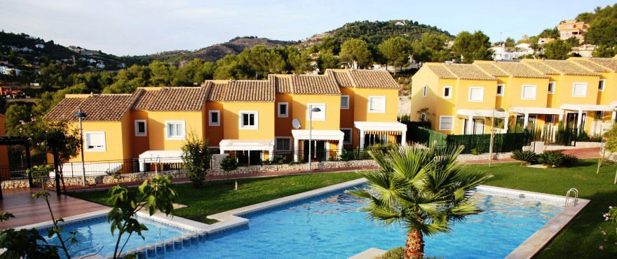 Swimming pool, Townhouses for sale, townhouses in Calpe, Costa Blanca, 3 bedrooms, private garden, communal swimming pool and gardens