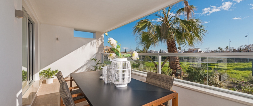 Amplia terraza en Los Arqueros Beach