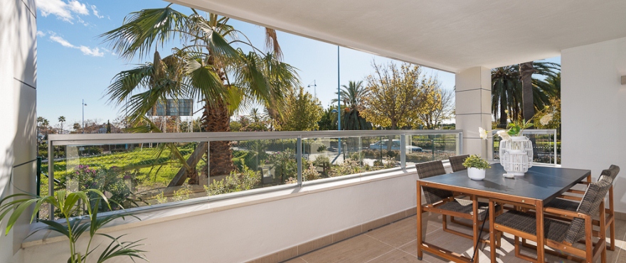 Amplia y luminosa terraza en Los Arqueros Beach, Costa del Sol