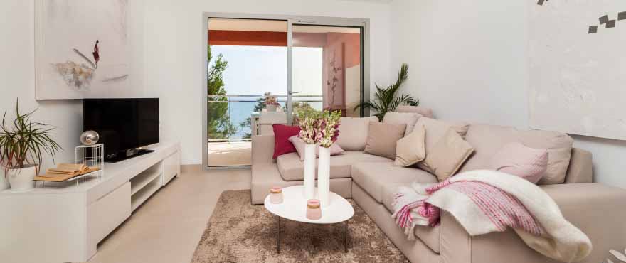 Lichtdurchflutetes, geräumiges Wohnzimmer im modernen Design, Wohnanlage Costa Beach, Mallorca