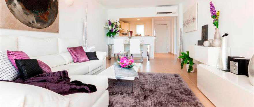 Luminoso salon comedor con acceso a jardin en planta baja, vivienda en venta en Portocristo