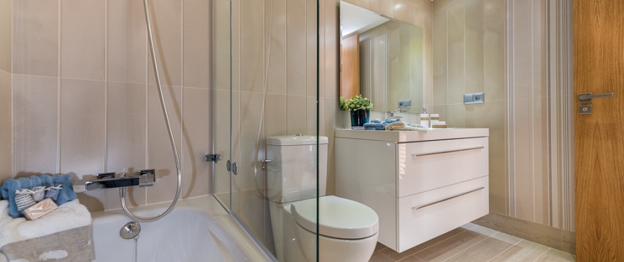 Baño espacioso con acabados de calidad en Los Arqueros beach
