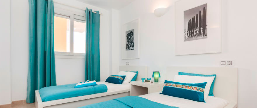 Slaapkamer met twee bedden van koopappartement in complex Cala Magrana III