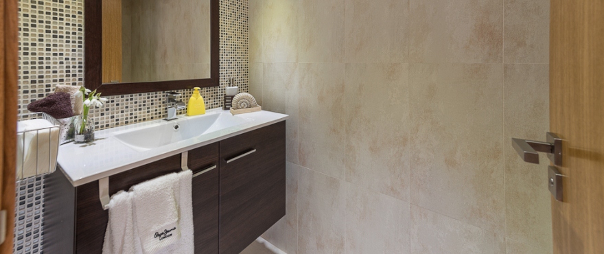 Amplio baño en los apartamentos de Taylor Wimpey España