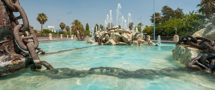 Rotonda decorativa en Marbella cerca de Los Arqueros Beach con locales y garajes en venta