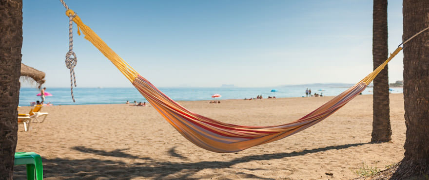Hamaca frente a la playa de Marbella cerca de Los Arqueros Beach con locales commerciales y garajes a la venta