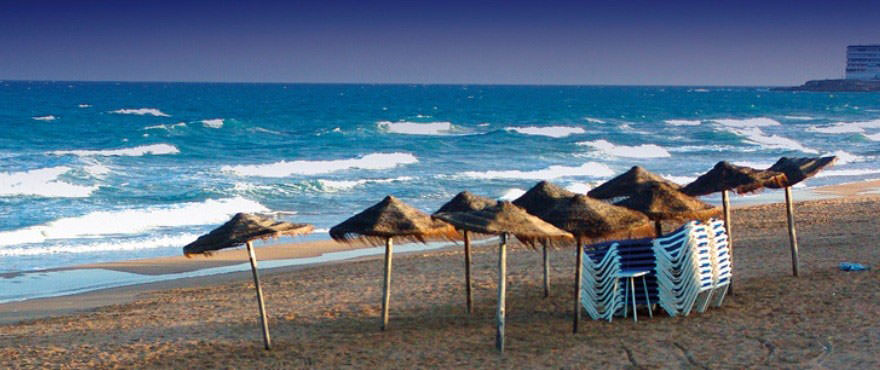 Vista de playa en Torrevieja, Alicante, Costa Blanca