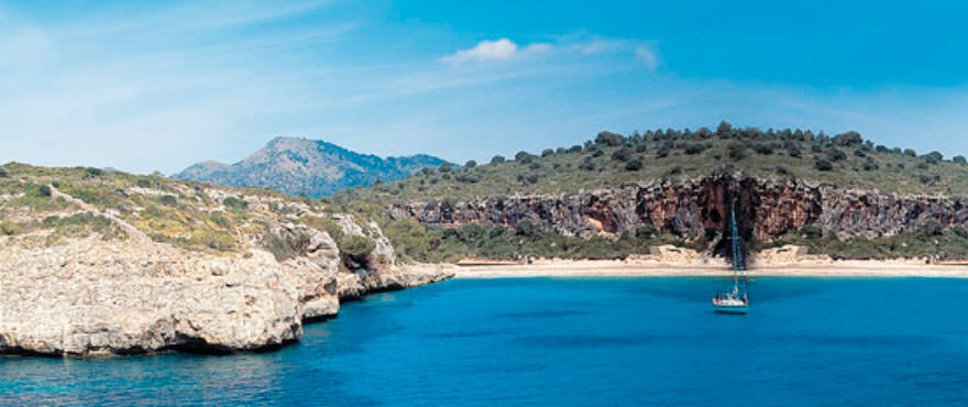 Uitzicht op de baai in de buurt van complex Cala Magrana III