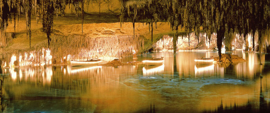 Grotten van Drach in de buurt van complex Cala Magrana III