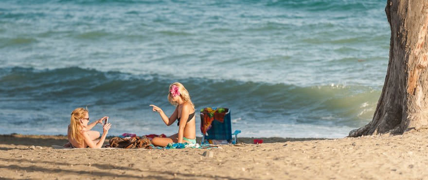 Tomar el sol en playa de la Galera, Estepona