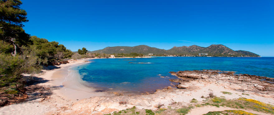 Playa delante de apartamentos de Taylor Wimpey, en Costa de los Pinos