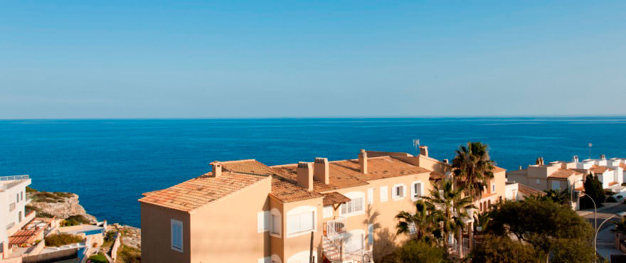 Uitzicht op zee vanaf koopappartement in complex Cala Magrana aan het strand