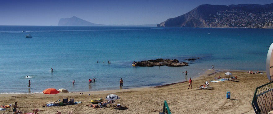 Vista de playa y mar cristalino cerca de Calpesol