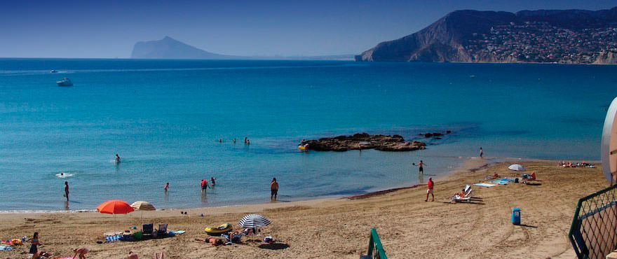 Vista de playa y mar cristalino cerca de Calpesol