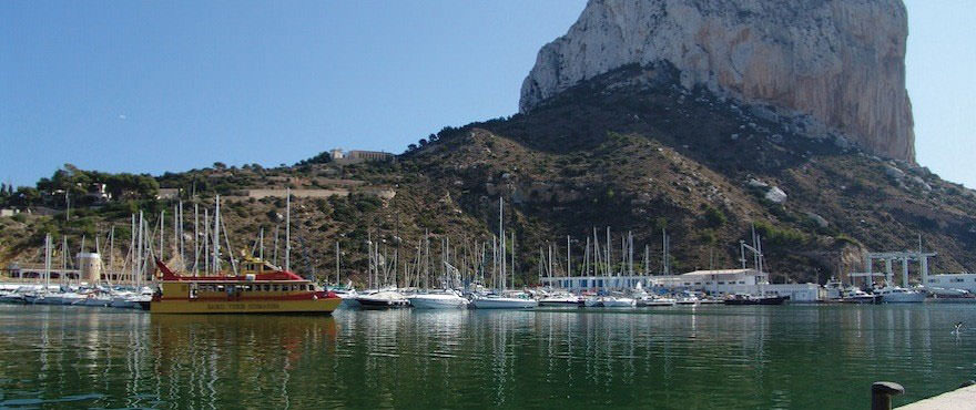 Vista del puerto desde la orilla en Calpe