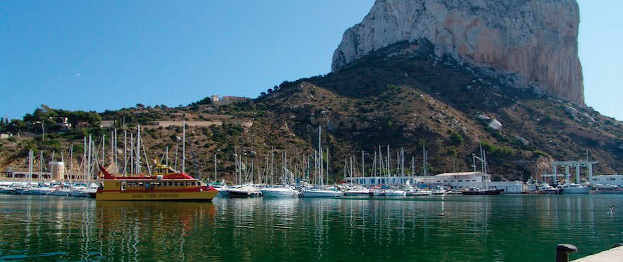 Vista del puerto desde la orilla en Calpe