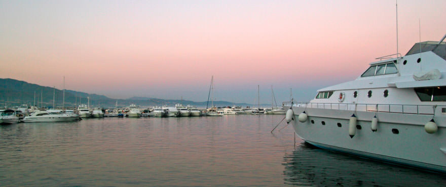 Puesta del sol en Puerto Banus en Marbella, Costa del Sol