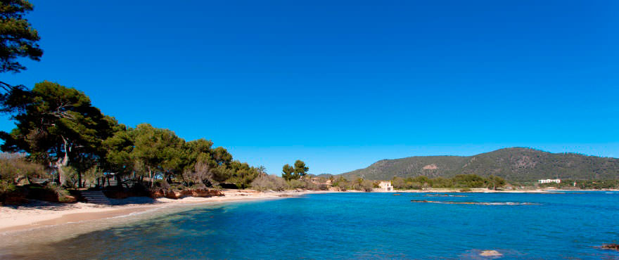 Playa delante de apartamentos de Taylor Wimpey, en Costa de los Pinos