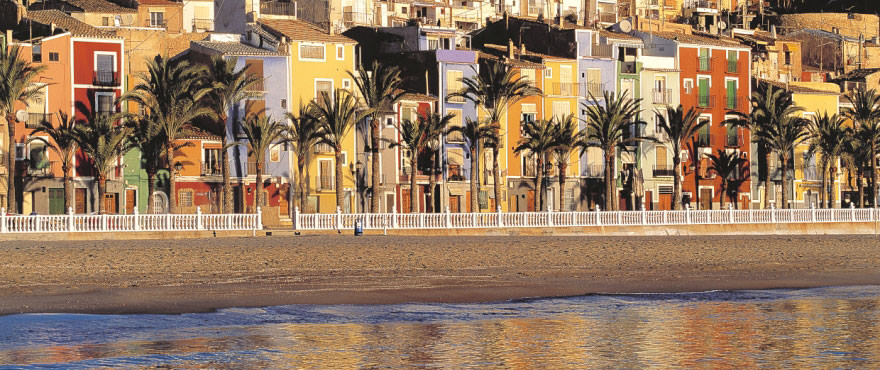 Playa y casas de colores en municipio de Villajoyosa - Vila Joiosa