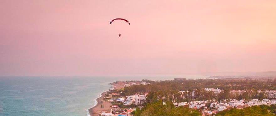 Puesta de sol en la playa San Pedro, cerca de los locales y garajes en venta de Los Arqueros Beach