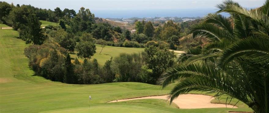 Vista de paisaje natural y campos de Los Arqueros Golf