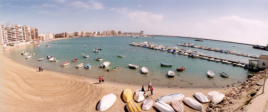 Vista de playa y pequeño puerto cerca de La Recoleta