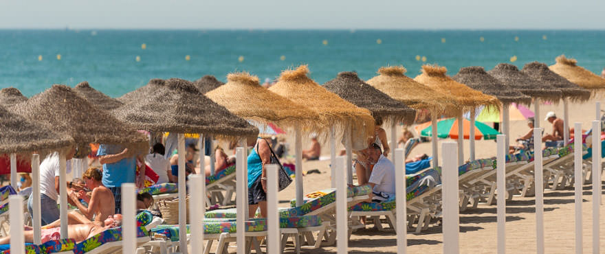 Playa de Marbella a unos minutos de locales y garajes en venta con vistas al mar