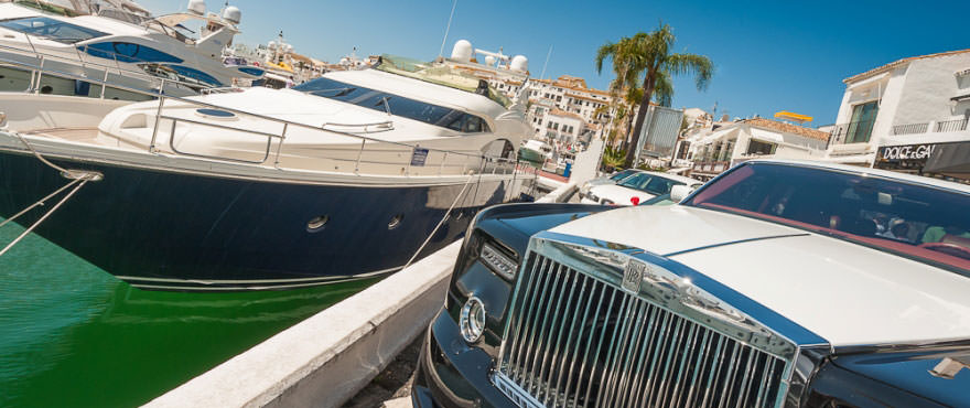 Lujoso ambiente en el Puerto Banús cerca de locales comerciales y garajes en venta en Marbella