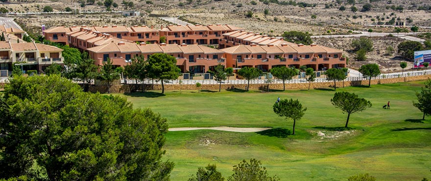 Townhouses in Elche, Alicante: Close to golf course