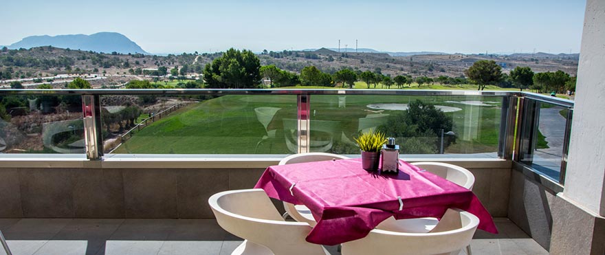 Townhouses in Elche, Alicante: Terrace with golf views