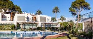 La Vila Paradis, Villajoiosa: Swimming pool and Communal garden