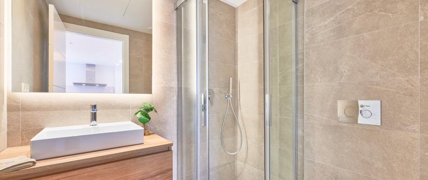Baño completo en los nuevos apartamentos en venta Senses Cala Anguila