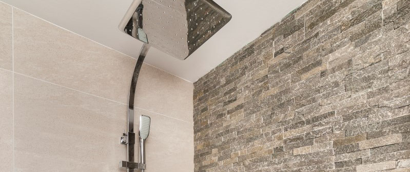 Moderne Dusche in den Apartments von Taylor Wimpey Spanien