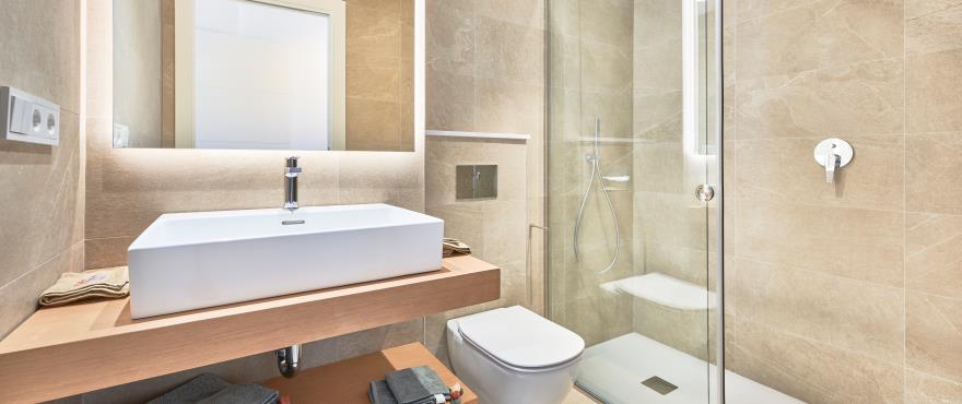 Baño completo en los nuevos apartamentos en venta Senses Cala Anguila