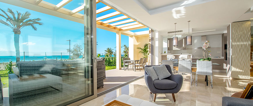 La Vila Paradis, Villajoiosa: Living room with entrance to the terrace