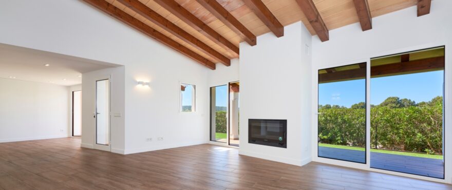 Spacious, bright living room – dining room of the new villa in Marina Golf