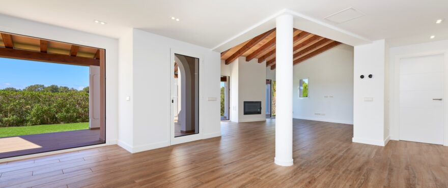 Spacious, bright living room – dining room of the new villa in Marina Golf