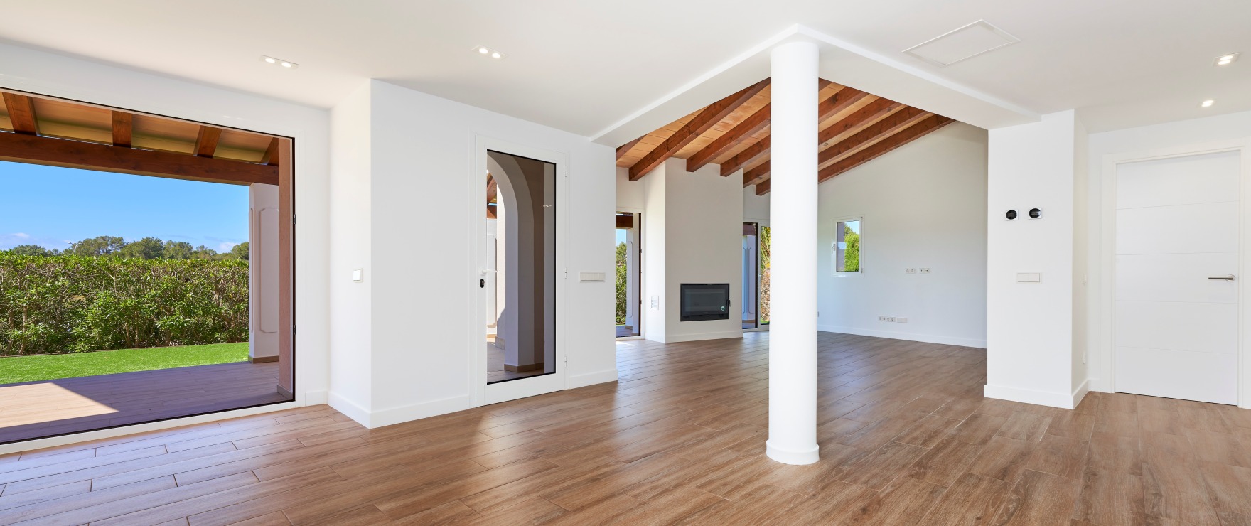 Spacious, bright living room – dining room of the new villa in Marina Golf