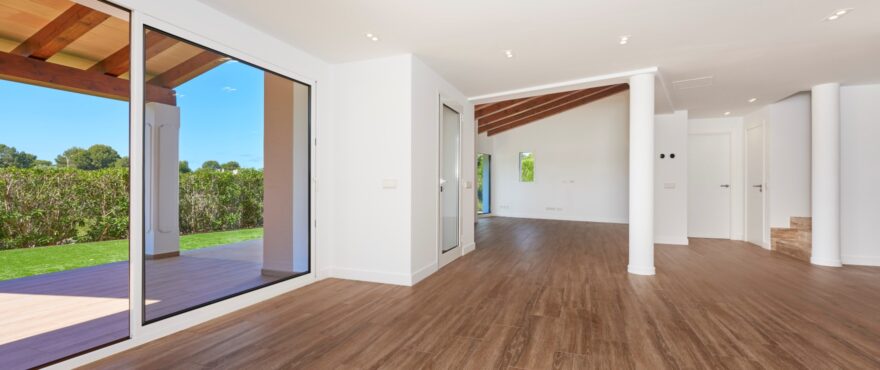 Spacious, bright living room – dining room of the new villa in Marina Golf