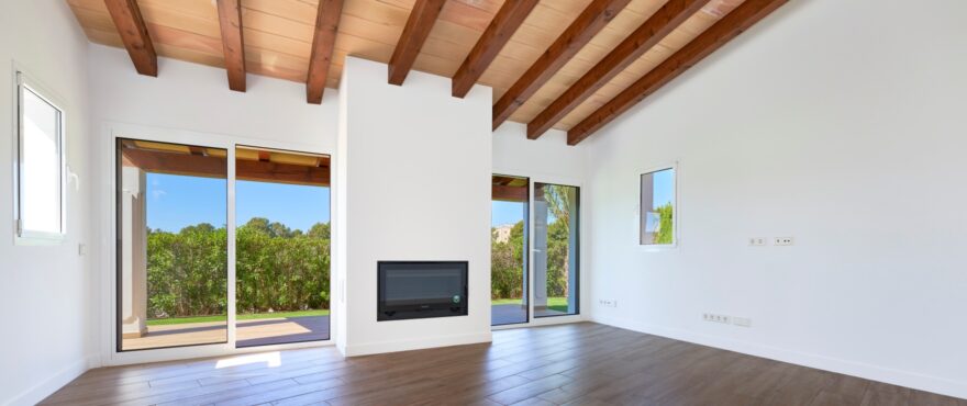 Spacious, bright living room – dining room of the new villa in Marina Golf