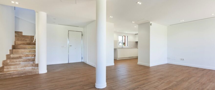 Spacious, bright living room – dining room of the new villa in Marina Golf